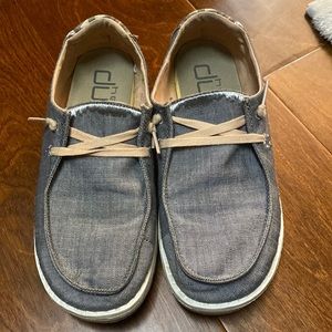 Women’s size 7 hey dudes